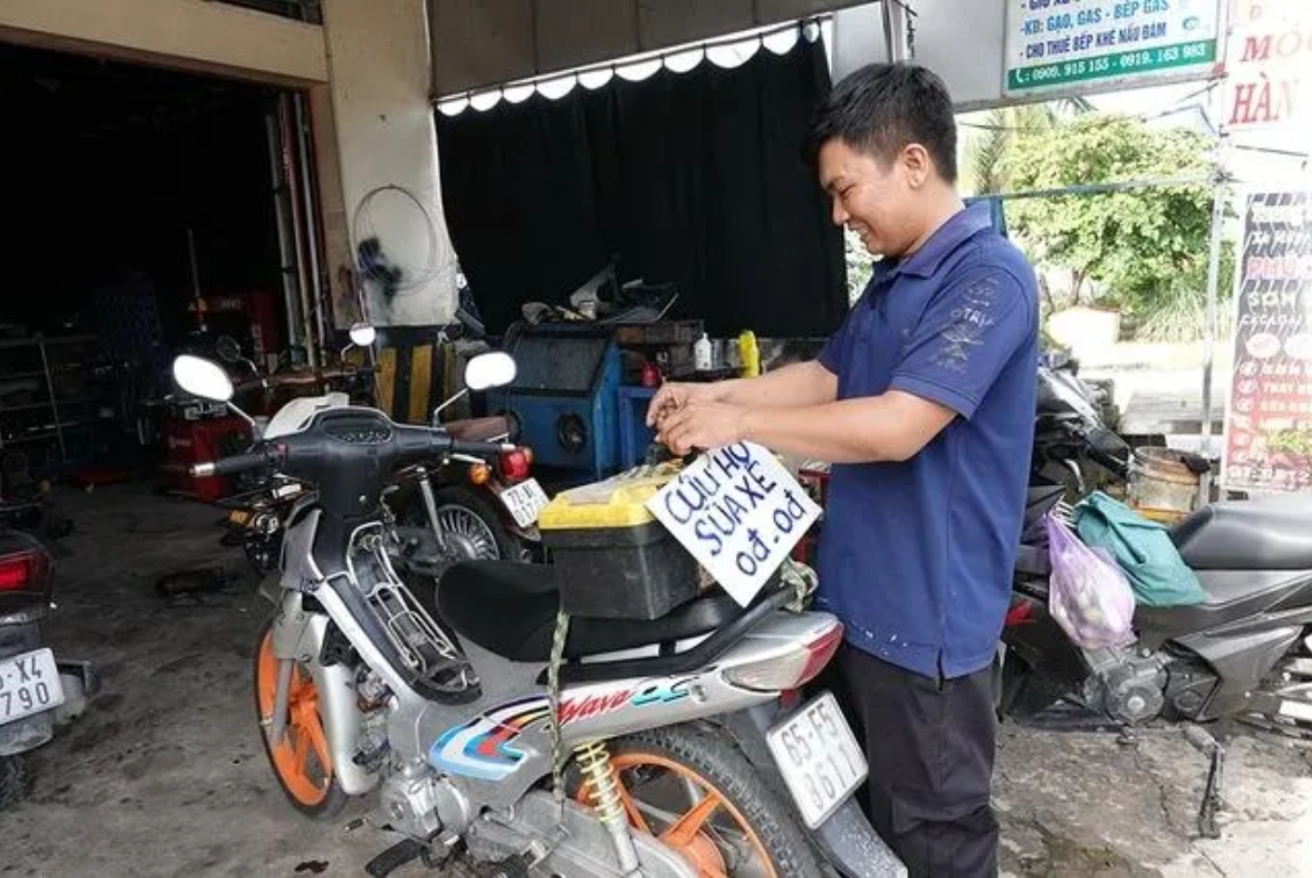 Người đàn ông chạy gần 100 km mỗi ngày để sửa xe miễn phí cho người lạ